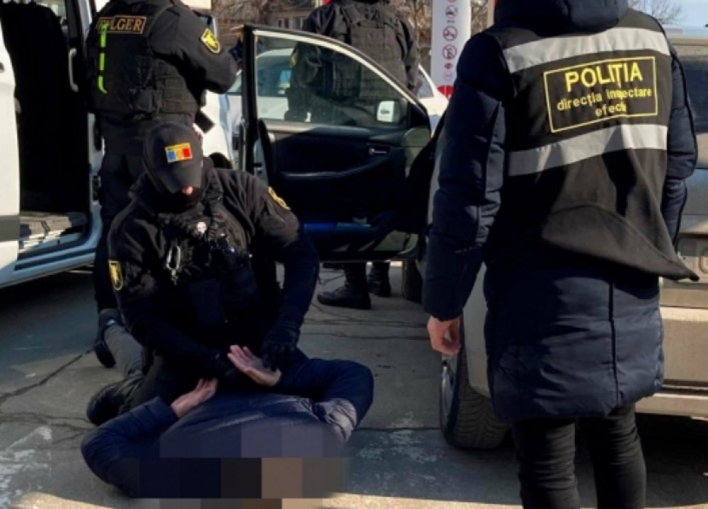 Un fost polițist a fost reținut după ce a promis unui bărbat să-l ajute să se angajeze în cadrul IGP